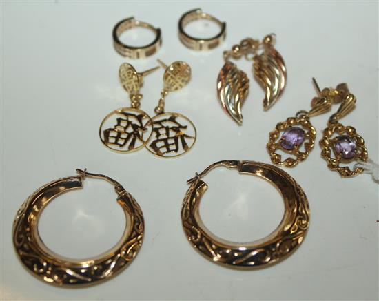 Pair 9ct gold & amethyst earrings, pair Chinese disc earrings, tri-colour leaf earrings & 2 pairs 9ct hoop earrings (5)